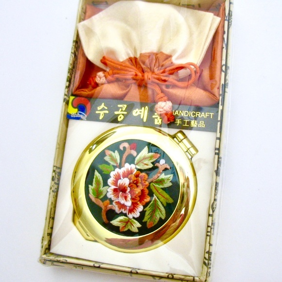 Mirror Compact, NIB, Floral Silk Embroidery, 1980s - Picture 2 of 8